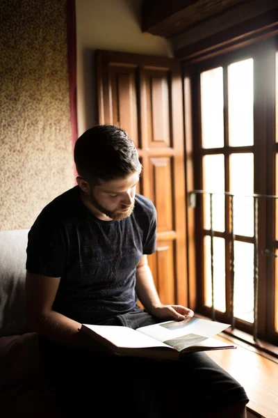 Homem lendo um livro — Fotografia de Stock