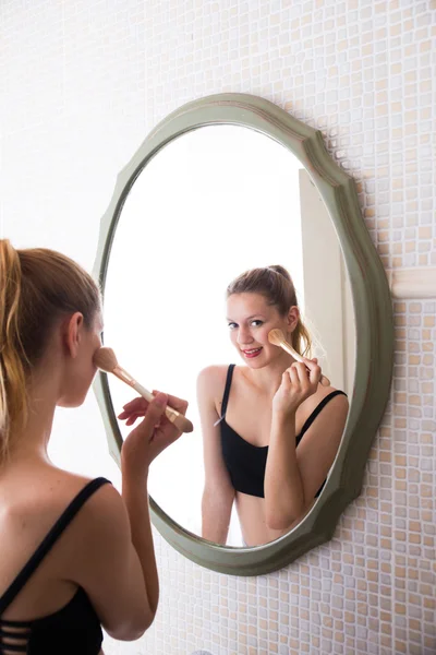 Blondes Mädchen macht ihr Make-up — Stockfoto