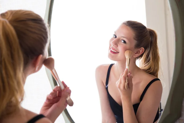 Menina loira fazendo sua maquiagem — Fotografia de Stock
