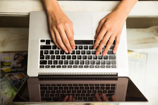 Detalle del teclado de un ordenador portátil — Foto de Stock