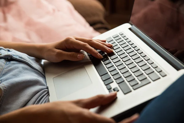 Detalle del teclado de un ordenador portátil — Foto de Stock