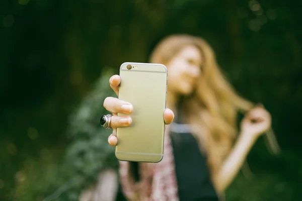 Mujer tomando una selfie Imágenes de stock libres de derechos