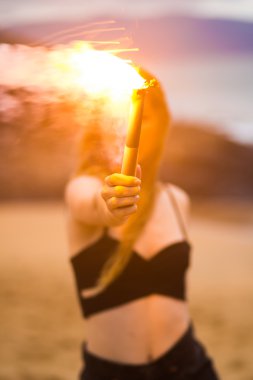 Bir yangın meşale tutan kız