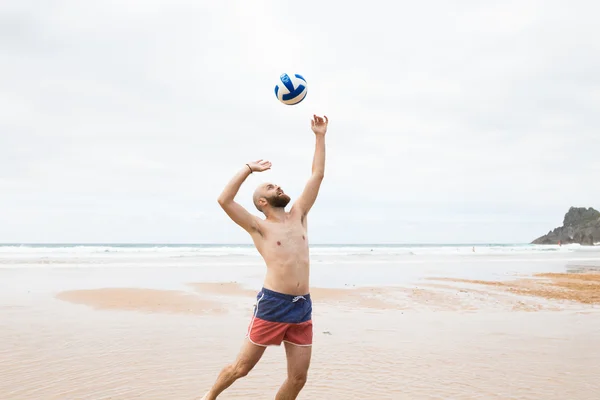Мужчина играет в волейбол — стоковое фото