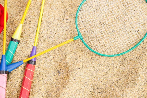 모래에 배드민턴 라켓 — 스톡 사진