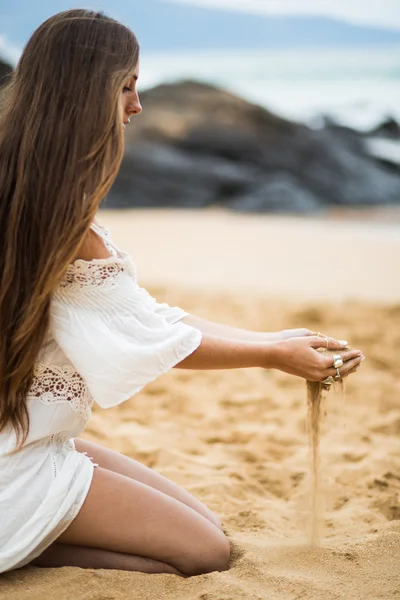 Fata se joaca cu nisip — Fotografie, imagine de stoc