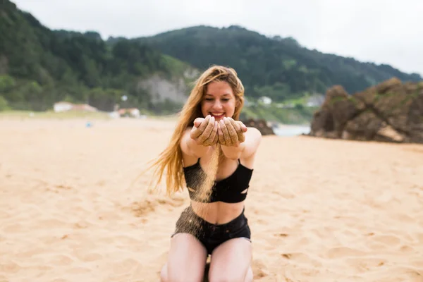 Menina brincando com areia — Fotografia de Stock