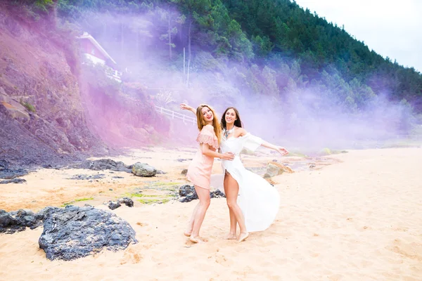 Două fete se joacă cu fum colorat — Fotografie, imagine de stoc
