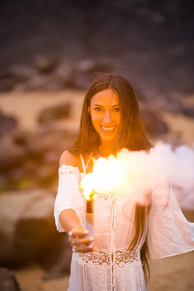 Fata care ține un foc — Fotografie, imagine de stoc