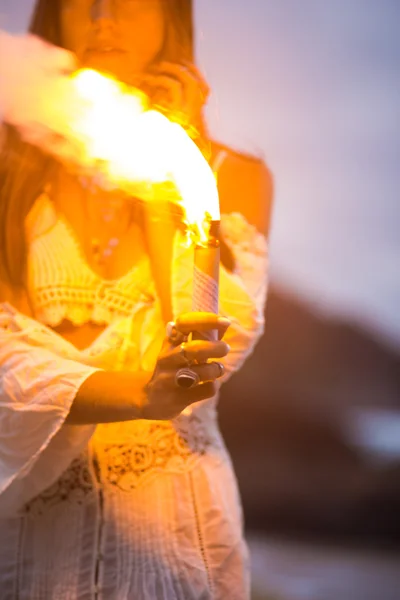 Flicka som håller en brand — Stockfoto