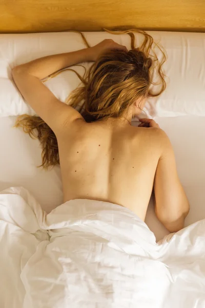 Blonde sexy Mädchen im weißen Bett — Stockfoto