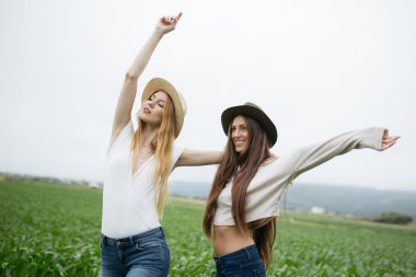 iki genç ve güzel kız 