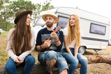 Üç genç arkadaşlar eğlenmeye