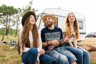 Üç genç arkadaşlar eğlenmeye