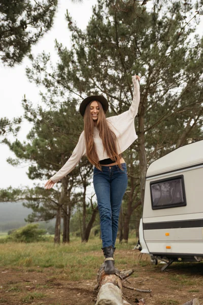 Jeune fille avec chapeau — Photo