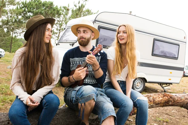 Üç genç arkadaşlar eğlenmeye