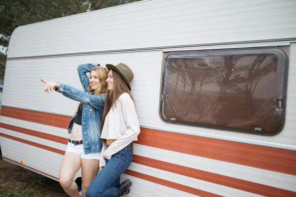Dua gadis tersenyum didukung dalam sebuah van . — Stok Foto