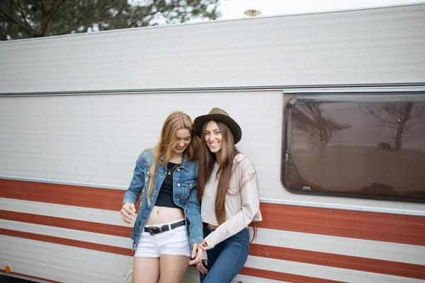 Due ragazze sorridenti sostenute in un furgone . — Foto Stock