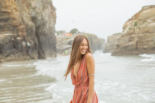 Gadis muda bergaun merah di pantai . — Stok Foto