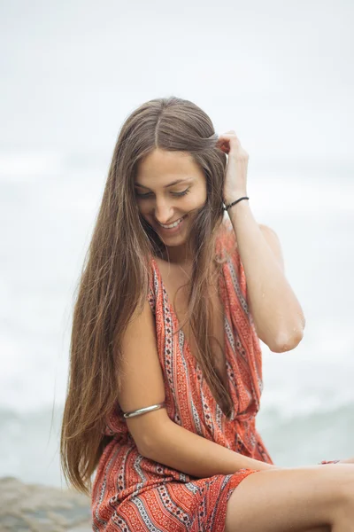 Gadis muda bergaun merah di pantai . — Stok Foto