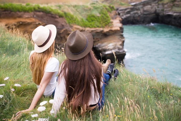 Dua gadis melihat ke laut — Stok Foto