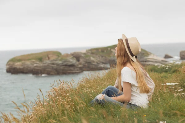 Flickan ser till havet — Stockfoto