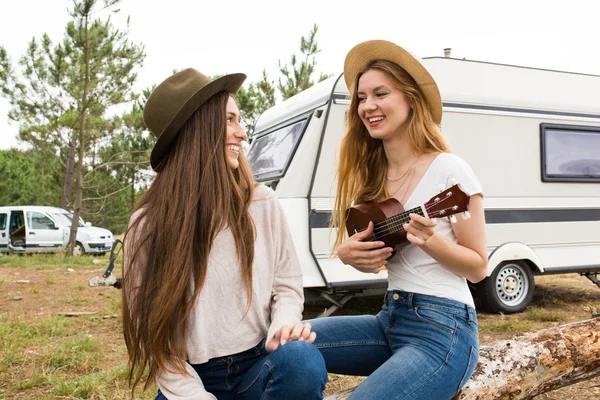 Duas meninas jovens e bonitas se divertindo — Fotografia de Stock