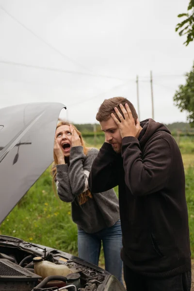 Ehepaar sorgte sich um sein Auto. — Stockfoto