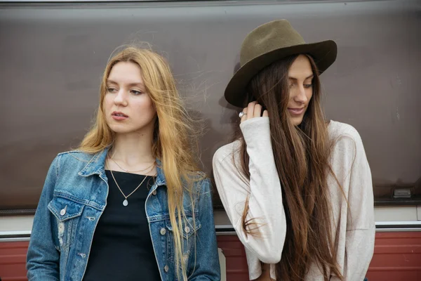 Due ragazze sorridenti sostenute in un furgone . — Foto Stock