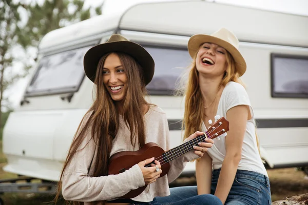 Zwei Mädchen lächeln gestützt in einem Lieferwagen. — Stockfoto