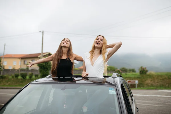 Meninas jovens e bonitas se divertindo — Fotografia de Stock