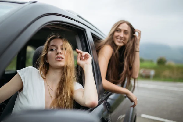 Junge und schöne Mädchen, die Spaß haben — Stockfoto