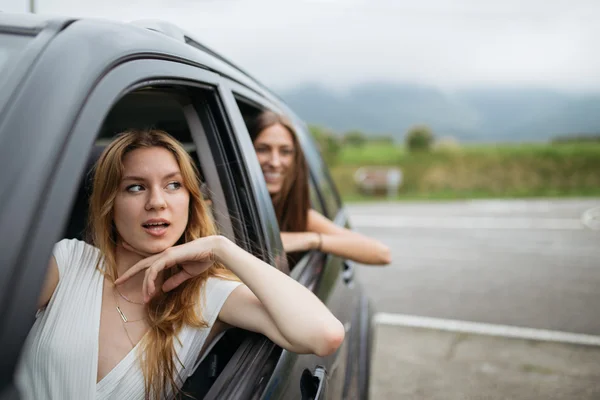 Gadis muda dan cantik bersenang-senang — Stok Foto