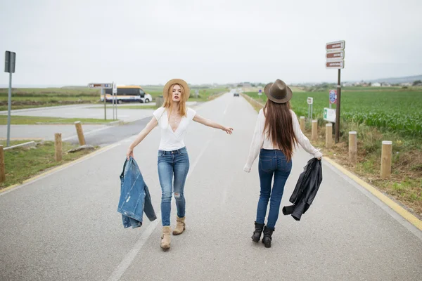 Due ragazze giovani e belle — Foto Stock