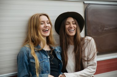 İki kız bir minibüsün içinde desteklenen gülümseyen.