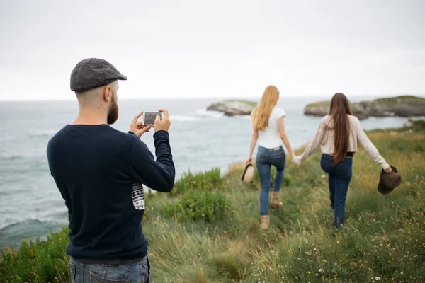 Hombre con barba tomando una foto — Foto de Stock