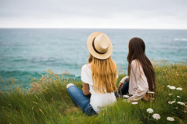 Dua gadis melihat ke laut — Stok Foto