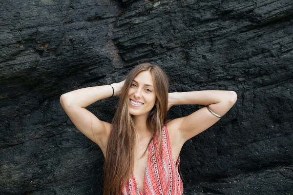 Chica joven en vestido rojo en la playa . — Foto de Stock