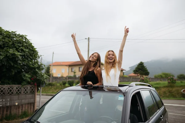 Junge und schöne Mädchen, die Spaß haben — Stockfoto