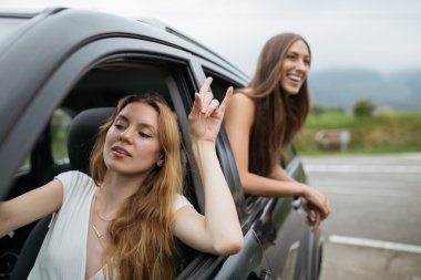 Genç ve güzel kızlar eğleniyor 