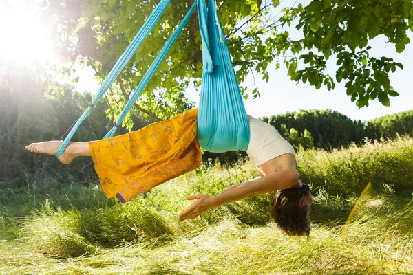 Mogen kvinna gör aerial yoga — Stockfoto