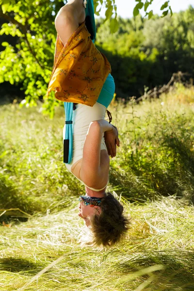 Mujer madura haciendo yoga aéreo — Foto de Stock