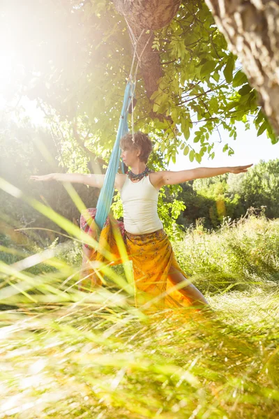 Mujer madura haciendo yoga aéreo —  Fotos de Stock