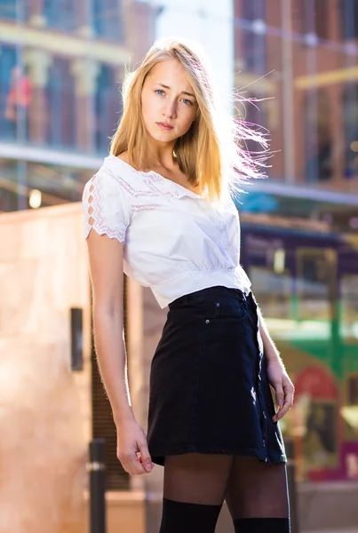 Retrato de jovem modelo loira — Fotografia de Stock