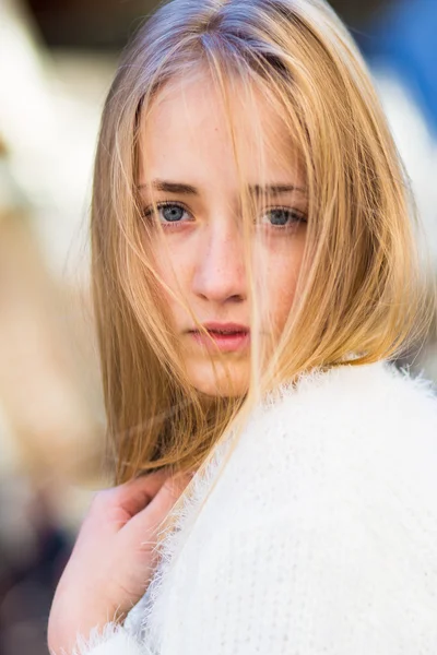 Portrét mladé blonďaté modelu — Stock fotografie