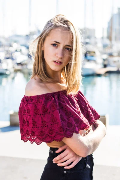 Mode porträtt av blond modell — Stockfoto