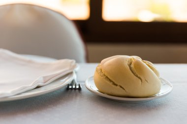 Bir restoranda ekmek ile plaka