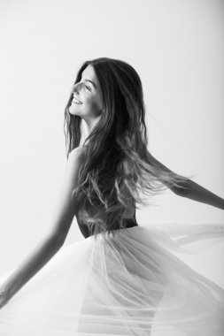 eylem bale konumunu gösteren dansçı