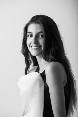 Güzel kadın kameraya bakıyor.