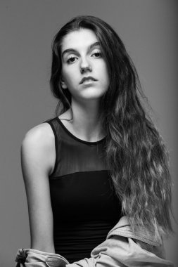 kameraya ciddi bir ifadeyle arayan kadın